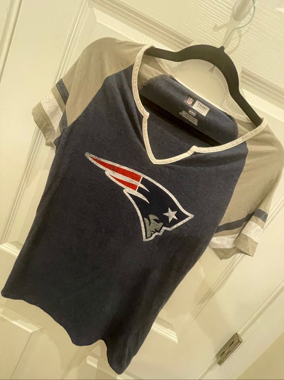 New England Patriots women’s short sleeve v neck shirt size Medium M NFL